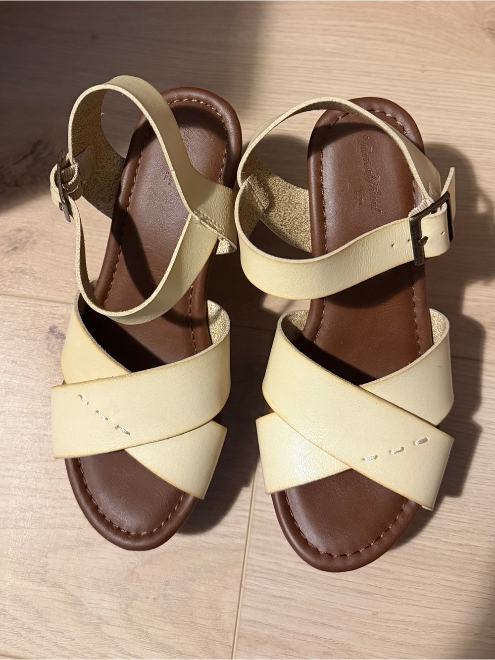 Universal Fineth Shoes size 6